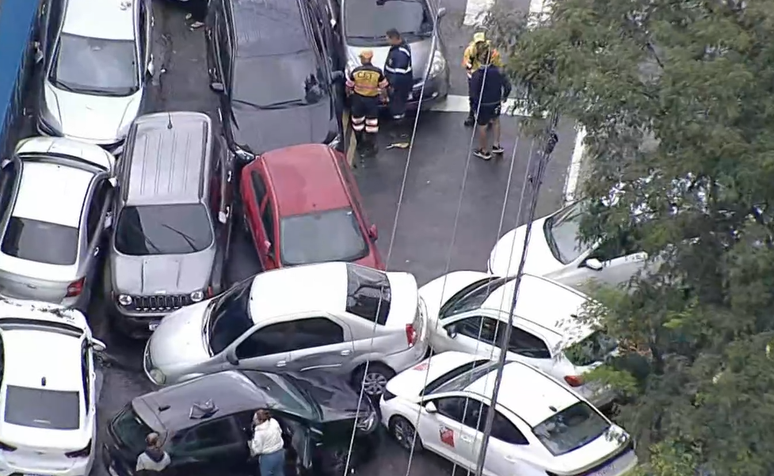 Carros s&atilde;o arrastados por enchente e bloqueiam rua na Zona Sul de S&atilde;o Paulo ap&oacute;s temporal
