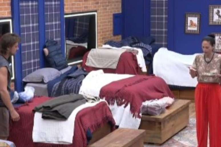 Ariela conta briga do leite para Daniel Ertha e Jonatas Faro