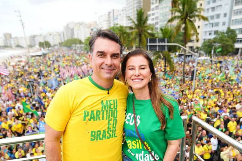 Fl&aacute;vio e Fernanda posam sorridentes durante ato de campanha
