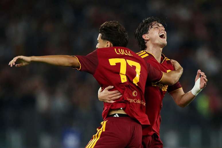 Lulli (77) comemora com Balerdi o segundo gol da Roma contra o Genoa &ndash;