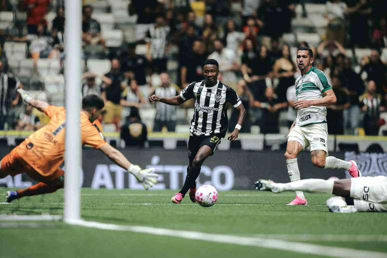 Minda tenta levar perigo ao gol de Pedro Morisco &ndash;