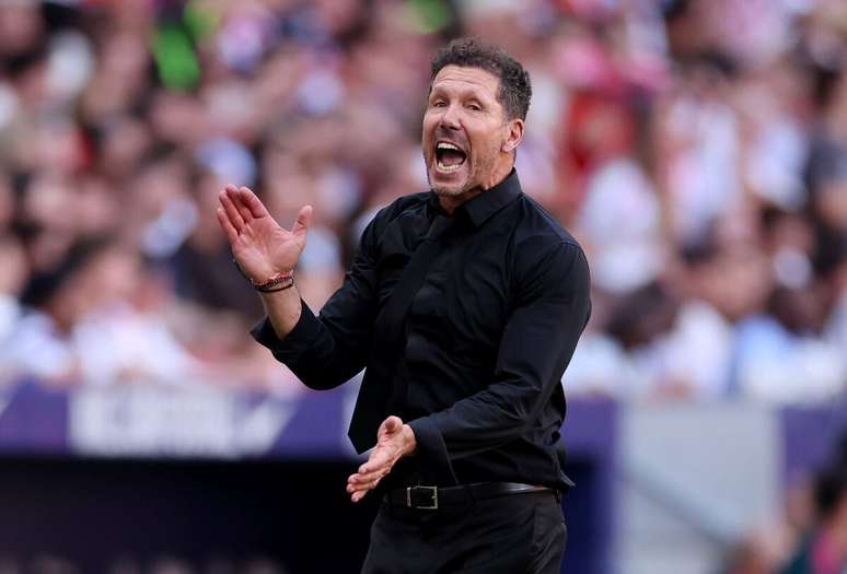Simeone orienta os jogadores em jogo do Espanhol &ndash;