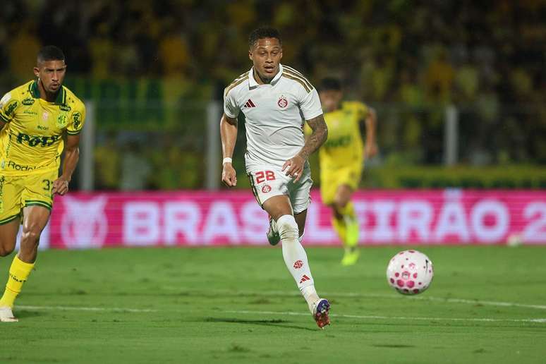 Vitinho tamb&eacute;m levou o terceiro cart&atilde;o amarelo &ndash;