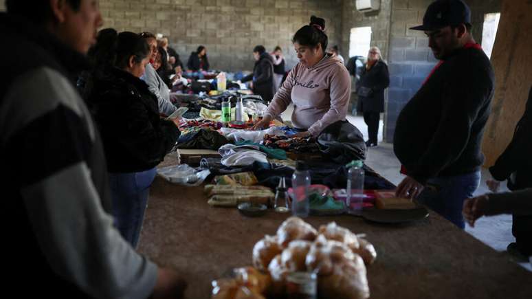 Em Lomas de Zamora, nos arredores de Buenos Aires, pessoas fazem trocas de bens, cozinham juntas para diminuir os gastos. Fam&iacute;lias contraem empr&eacute;stimos de curto prazo para comprar mantimentos mostram as tens&otilde;es sociais que surgem sob o programa de austeridade do presidente argentino Javier Milei.
