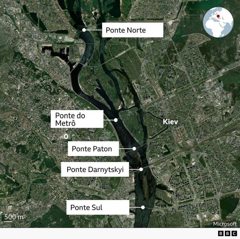 Imagem de sat&eacute;lite mostra algumas das pontes sobre o rio Dnipro, que divide a capital da Ucr&acirc;nia, Kiev: Ponte Norte, Ponte Paton, Ponte do Metr&ocirc;, Ponte Darnytskyi e Ponte Sul. Um mapa menor mostra a localiza&ccedil;&atilde;o de Kiev.