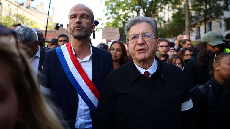 Jean-Luc M&eacute;lenchon (em primeiro plano), l&iacute;der do partido de esquerda 'Fran&ccedil;a Insubmissa', diz que os protestos acontecem 'com calma'