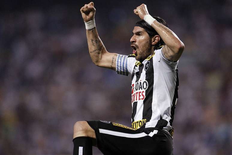 O cara! Loco Abreu cravou o 13 na hist&oacute;ria do Glorioso &ndash; Fernando Soutello/AGIF