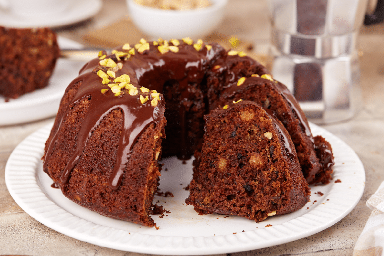 Bolo de chocolate com am&ecirc;ndoas e pistache 
