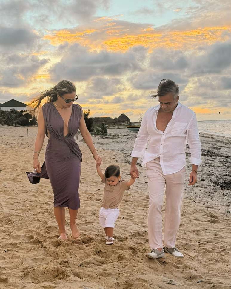 Victor, a esposa, Sihame, e o filho, Victinho, em maio deste ano.