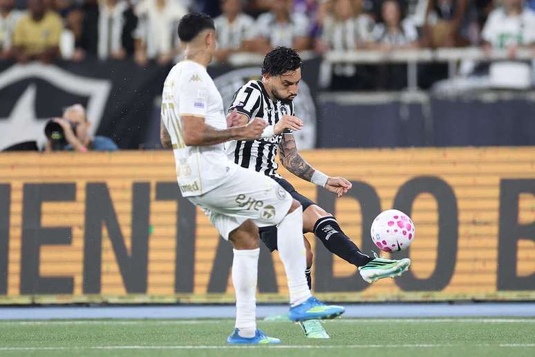 Telles em a&ccedil;&atilde;o pelo Botafogo diante da Chapecoense &ndash;