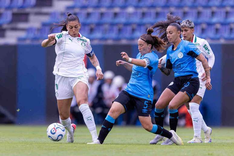 Jogadores de Belgrano e Palmeiras em disputa de bola na Libertadores Feminina &ndash;