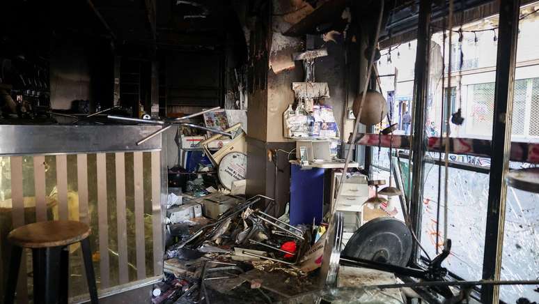 O interior destru&iacute;do de um restaurante na capital francesa, na manh&atilde; de domingo (18/10)