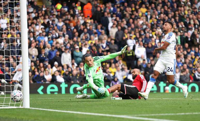 Mbeumo desliza de carrinho para abrir o placar para o Manchester United contra o Leeds &ndash;