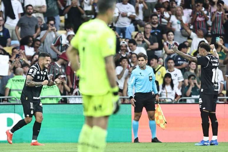 Coutinho celebra gol pelo Santos ao lado de Neymar &ndash;