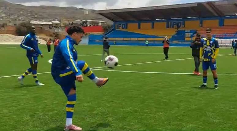Jogadores do Uni&oacute;n Minas fazem aquecimento sem a presen&ccedil;a do time do Piratas &ndash;
