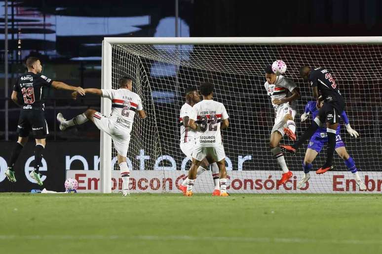 Robert Renan (de preto &agrave; direita) disputa a bola com Marcos Ant&ocirc;nio num lance de perigo do ataque do Vasco.
