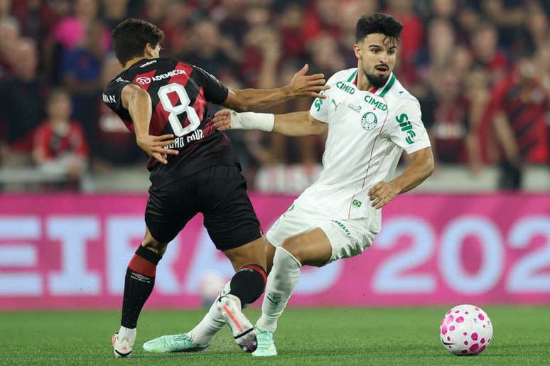 Flaco L&oacute;pez em a&ccedil;&atilde;o durante o duelo entre Palmeiras e Athletico na Arena da Baixada &ndash;