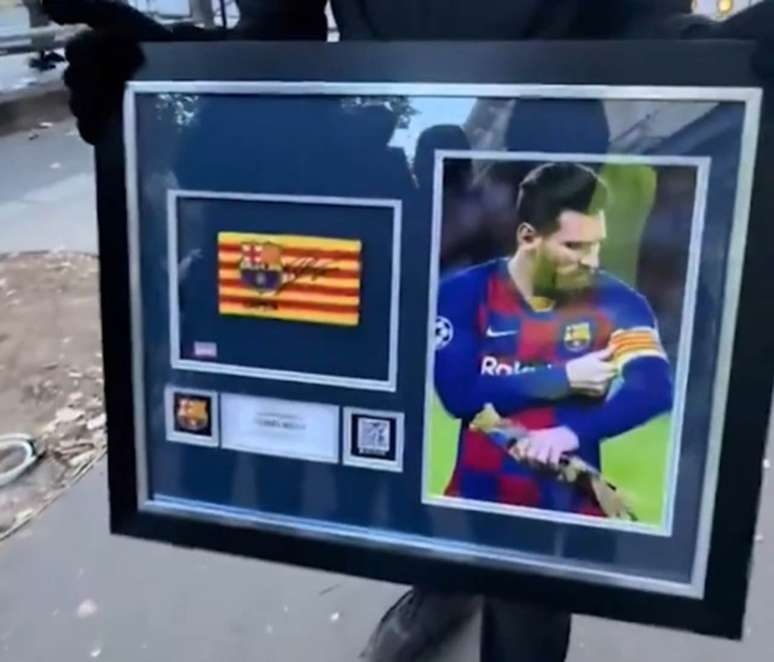 Manifestante exibe bra&ccedil;adeira autografada de Messi ap&oacute;s saque em loja em Paris &ndash;