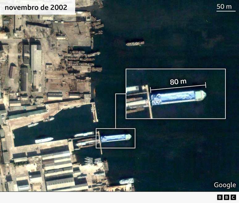 Imagem de sat&eacute;lite de novembro de 2002, mostrando um navio com 80 metros de comprimento ancorado no litoral de Wonsan