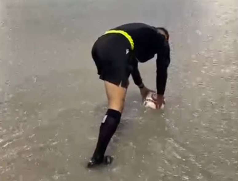 Chuva alaga gramado e impede realiza&ccedil;&atilde;o de jogo entre Pe&ntilde;a Deportiva e UCAM Murcia, na Espanha &ndash; Reprodu&ccedil;&atilde;o de v&iacute;deo