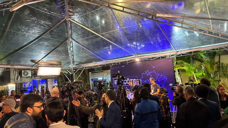 Bastidores do debate: imprensa aguarda pela chegada de Fl&aacute;vio e Lula &agrave; Band