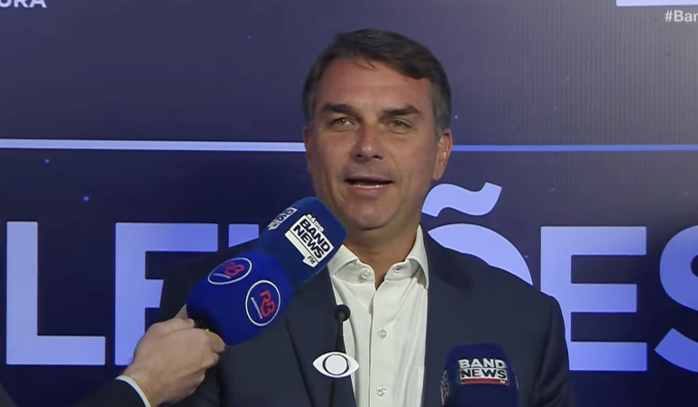 Fl&aacute;vio Bolsonaro chega para debate na Band