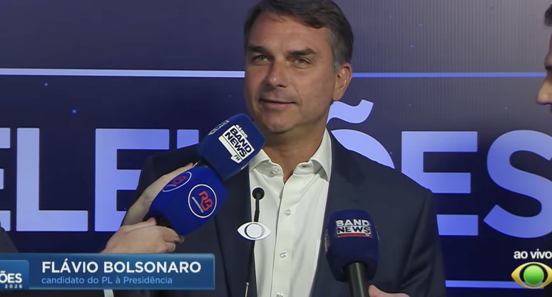 Fl&aacute;vio Bolsonaro chega para debate na Band