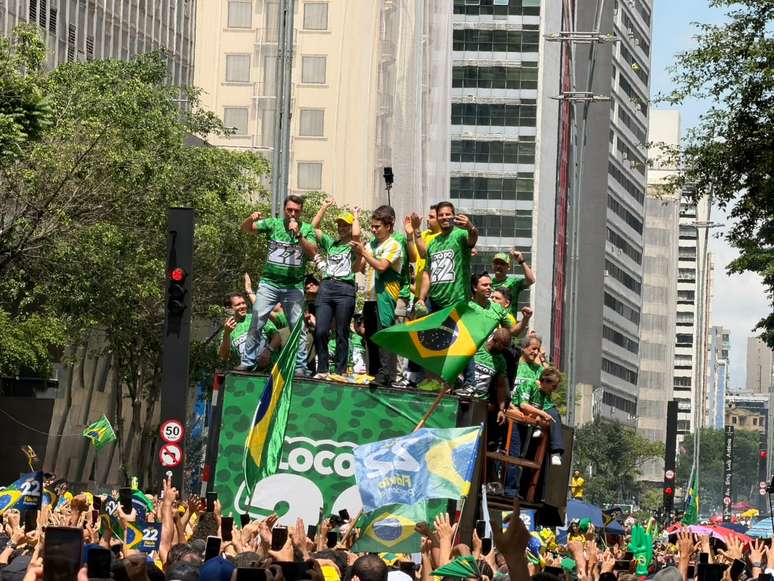 Fl&aacute;vio Bolsonaro (PL) faz discurso na Avenida Paulista neste domingo, 18