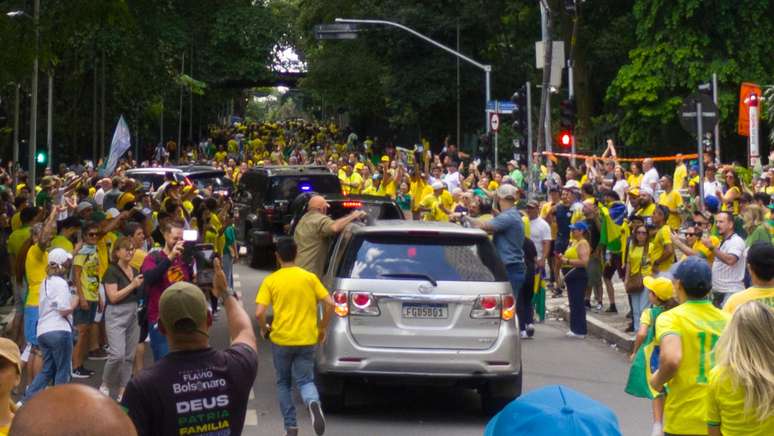 Comitiva de seguran&ccedil;a de Fl&aacute;vio Bolsonaro (PL) deixa a Avenida Paulista ap&oacute;s ato com apoiadores