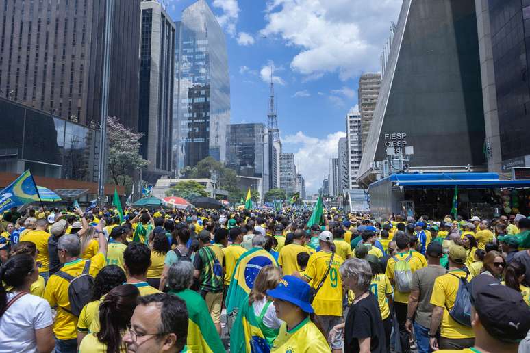 Apoiadores de Fl&aacute;vio Bolsonaro se reuniram na Avenida Paulista neste domingo, 18