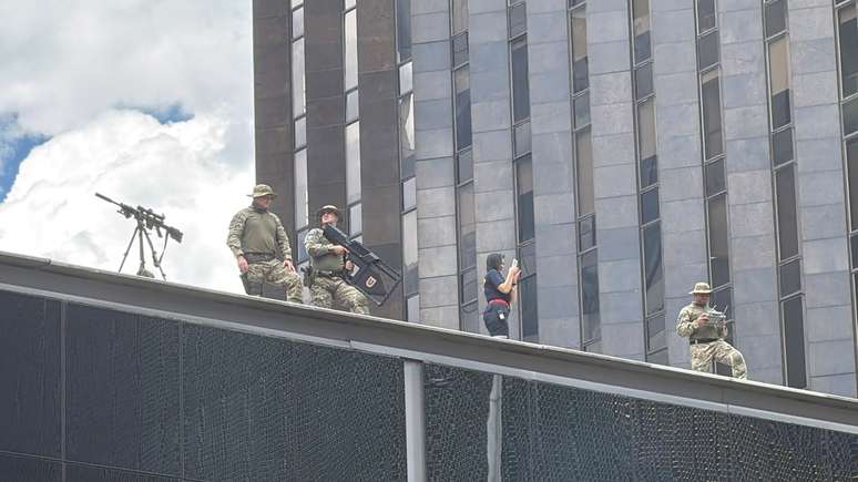 Atiradores e equipamentos antidrone posicionados no telhado do Brazilian Financial Center, em frente &agrave; Fiesp, em SP