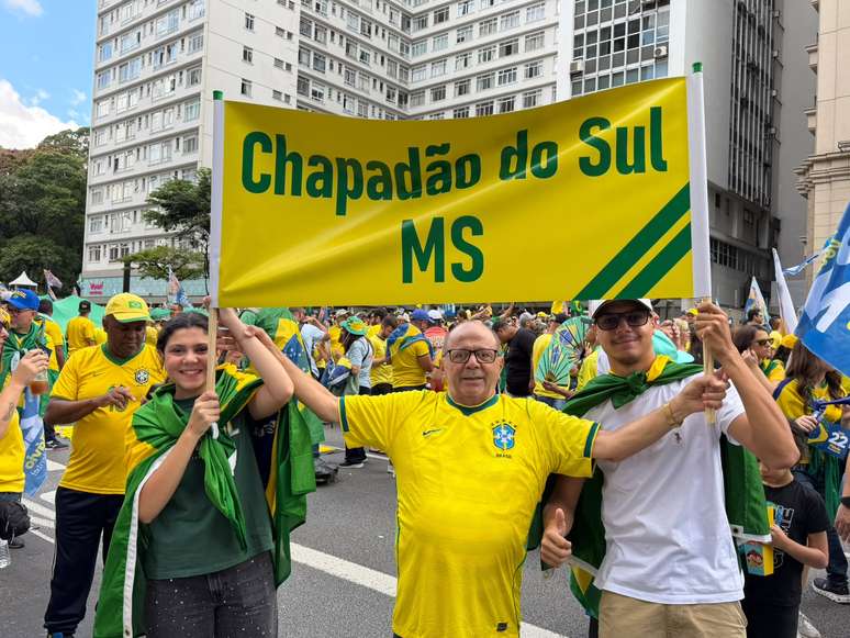 Itamar Mioto, 74, ao lado dos netos, Yuri Mioto Nogueira e Julia Mioto Nogueira