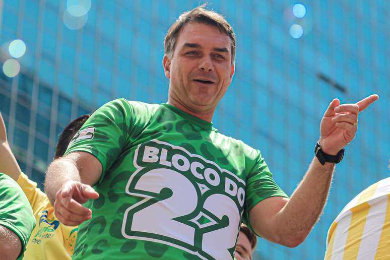 Fl&aacute;vio Bolsonaro (PL) durante ato de campanha em S&atilde;o Paulo neste domingo, 18