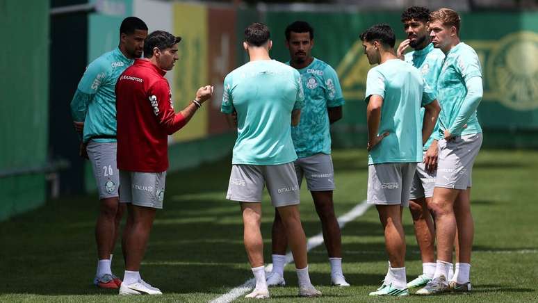 Abel Ferreira orienta seus jogadores no treinamento do Palmeiras &ndash;