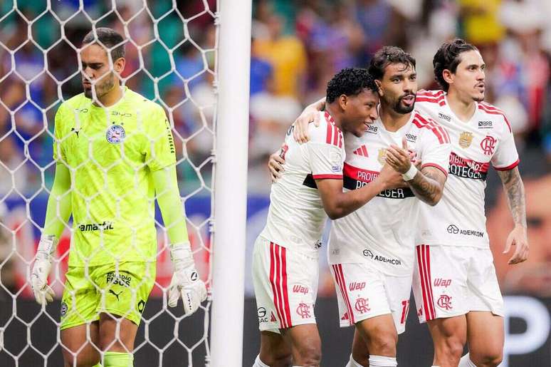 Paquet&aacute;, ao centro, entra e faz um gola&ccedil;o neste Flamengo 3 a 0 sobre o Bahia.