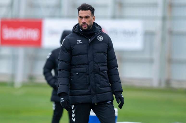 Steven Caulker teve passagens por clubes como Tottenham e Liverpool, ambos da Inglaterra &ndash;