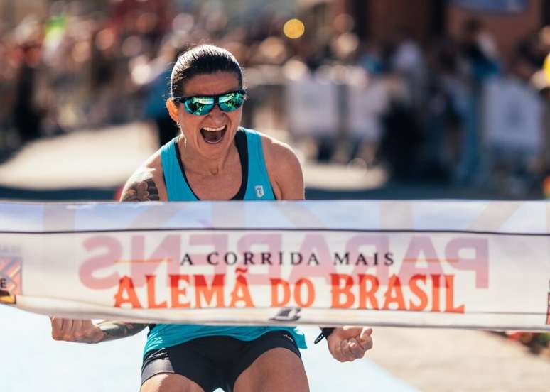 Juliana de Souza comemora o bicampeonato da prova (Fotos: G2 Filmes/Maratona de Pomerode/Corre Brasil)