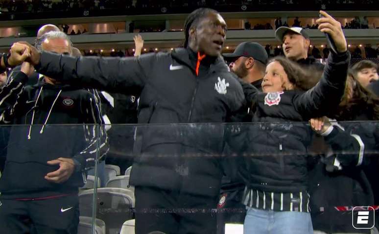Seedorf a plenos pulm&otilde;es na hora do poropop&oacute;. Ele viu o jogo das tribunas, passando informa&ccedil;&otilde;es pelo r&aacute;dio