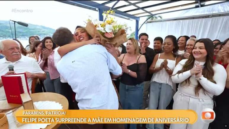 Felipe Poeta surpreendeu a m&atilde;e ao aparecer com um buqu&ecirc; de flores durante a homenagem no 'Encontro'