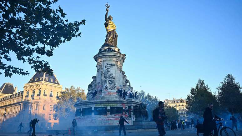 V&acirc;ndalos depredaram a Est&aacute;tua da Rep&uacute;blica no centro de Paris durante o fim de semana