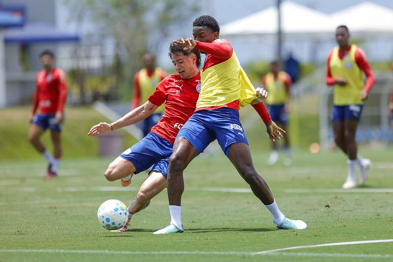 Rom&aacute;n G&oacute;mez entra em dividida pela bola em treino do Bahia. 