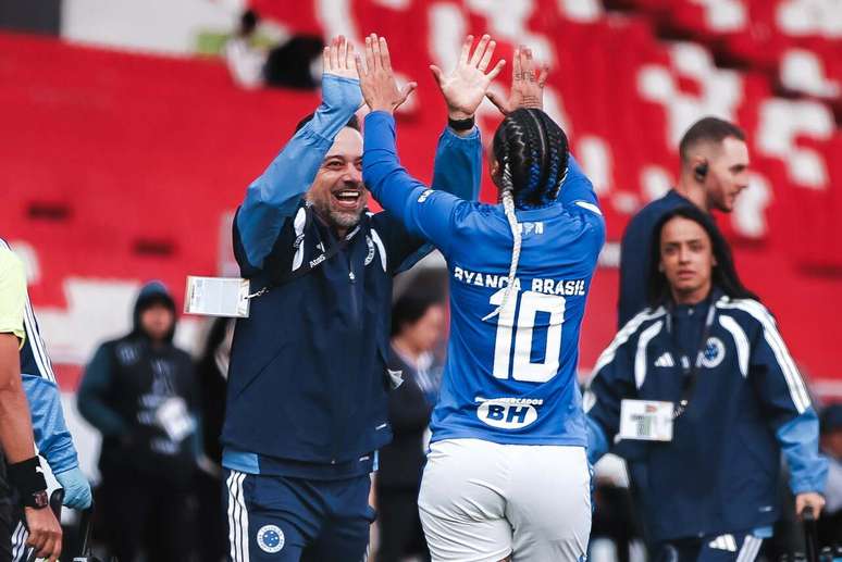 Camisa 10 brilha no 2&deg; tempo e garante classifica&ccedil;&atilde;o &ndash;