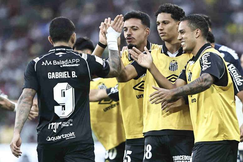 Dentro de campo, o Santos venceu o Fluminense de virada, pelo Brasileir&atilde;o &ndash;