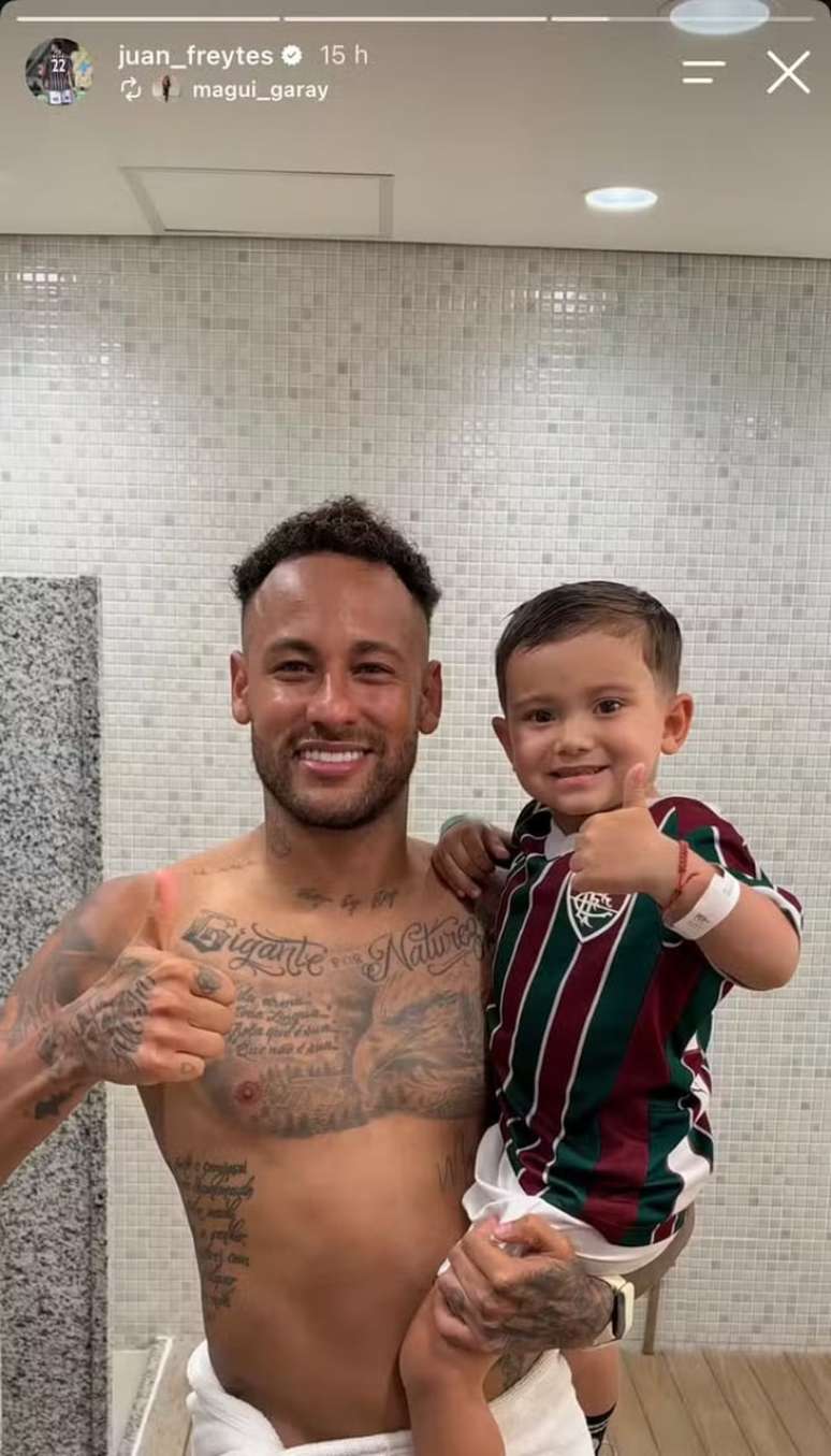 Neymar ao lado do filho do zagueiro argentino Freytes, do Fluminense &ndash;