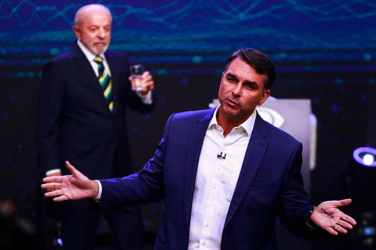Fl&aacute;vio Bolsonaro e Lula durante debate da Band
