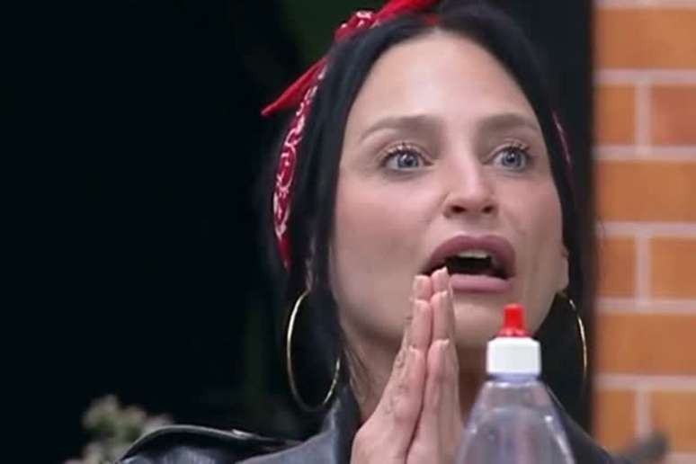 Ariela grita com advers&aacute;ria no meio do caos