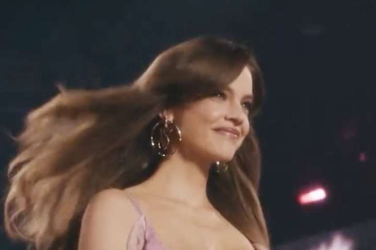 Barbara Palvin desfila sob olhares do marido, Dylan