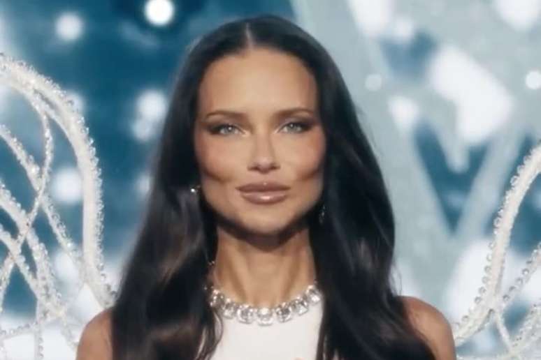 Adriana Lima atravessa passarela do VSS
