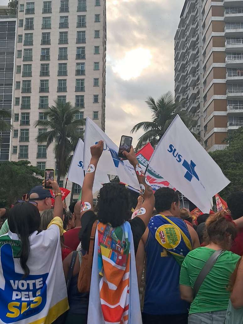 Manifestantes em Copacabana no Ato Musical pela Democracia.