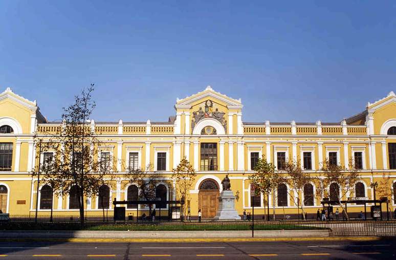 Entidade educacional fundada em 1842 &eacute; a mais antiga e tradicional do pa&iacute;s andino &ndash;